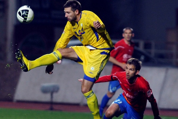 Marek Bakoš z Plzně (vpravo) a hráč Teplic Michal Smejkal.