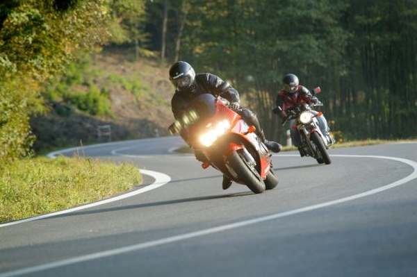 Srážka dvou motorek si vyžádala tři zraněné (ilustrační foto).
