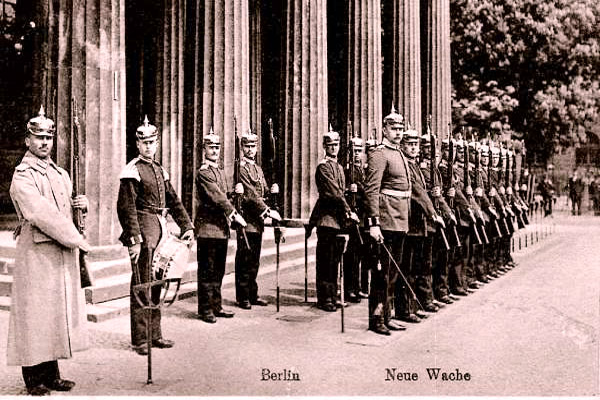 Berlín v roce 1910. Šavle stále patří k základní výbavě armády a četnictva. S pomocí šavlí také byly rozehnány pouliční rebelové v ulicích Berlína v noci ze 30. na 31. října 1910   