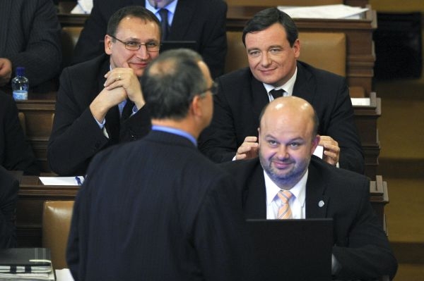 Miroslav Kalousek (zády) míří k Davidu Rathovi vyříkat si jeho výroky za pobaveného pohledu členů ČSSD.