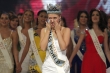 Miss World Millsová se raduje z ocenění, v pozadí její konkurentky.  