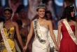 Američanka Alexandria Millsová (uprostřed) se drží za ruce s botswanskou miss Emmou Wareusovou (vlevo) a venezuelskou miss Adrianou Vasiniovou (vpravo) poté, co vyhrála titul.