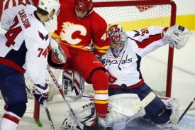 Spoustu práce měl i Michal Neuwirth z Washingtonu, v zápase s Calgary chytil 27 střel.