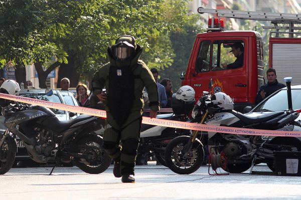 Policisté zneškodňují jednu ze zadržených výbušnin.