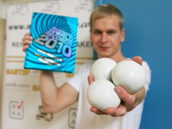 Češi mají o tři rekordy víc. Tentokrát v žonglování . Češi mají o tři rekordy víc. Tentokrát v žonglování .