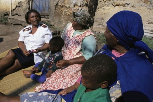 Sociální pracovnice u rodiny nakaženého HIV, Ngwelezane, KwaZulu-Natal.