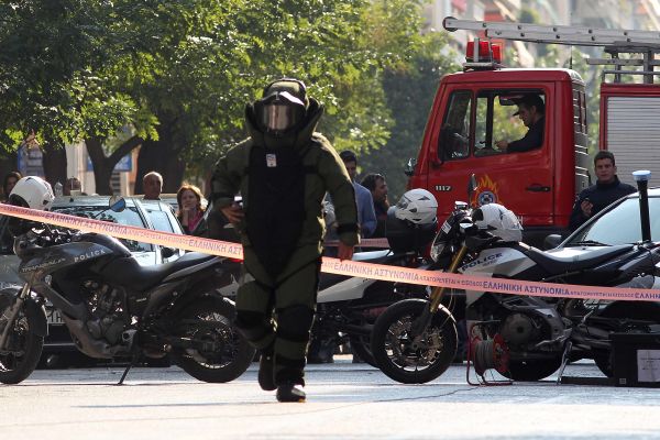 Řecký policista při kontrolované explozi nalezeného balíčku.