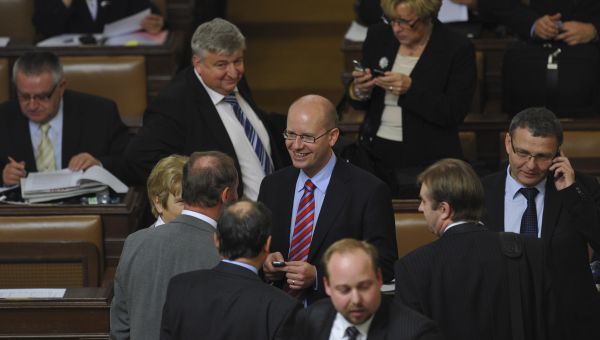 Poslance čeká hlasování o vládních škrtech.