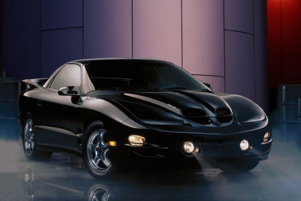 Pontiac Firebird z roku 2001.