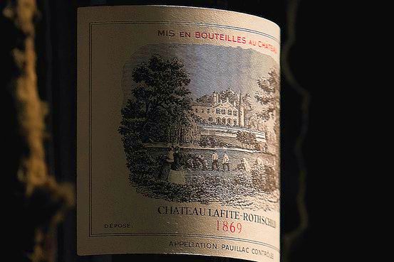 V Hongkongu se dražila exkluzivní vína Château Lafite-Rothschild.