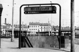 Po pádu železné opony změnila řada stanic své jméno. Takto se původně jmenoval Anděl.
