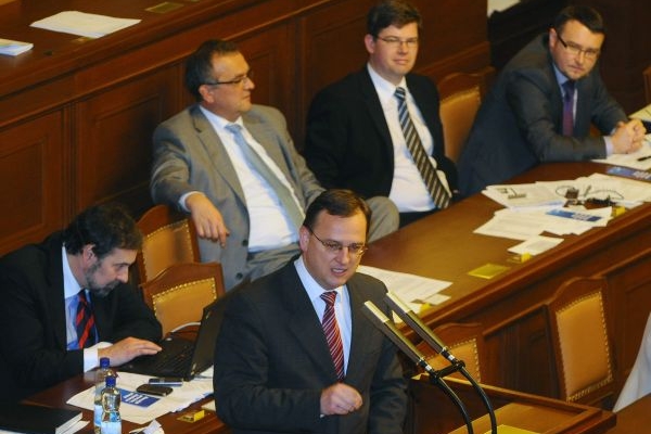 Vláda prosadila schvalování zákonů ve stavu legislativní nouze.