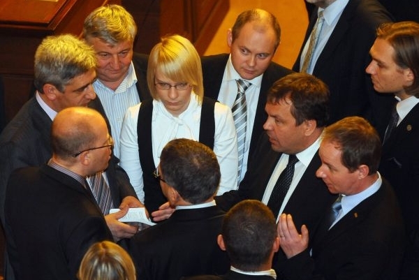 Ve sněmovně se horečně diskutovalo.