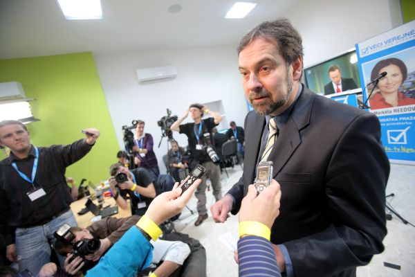 John mění mluvčího. Chce vylepšit svůj mediální obraz.