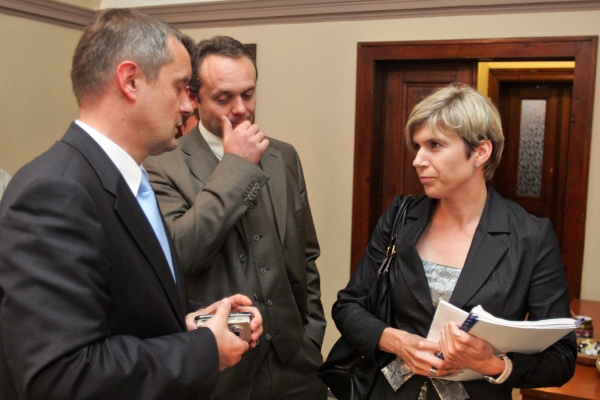 Kateřina Neumannová (vpravo) a Ivan Brambaški (uprostřed).