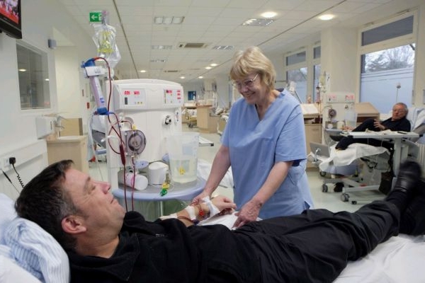 Hemodialýza v nemocnici není jediná možnost, jak se léčit při selhání ledvin.