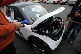 Dobíjecí stanice, to je zatím problém elektromobilů v Česku.