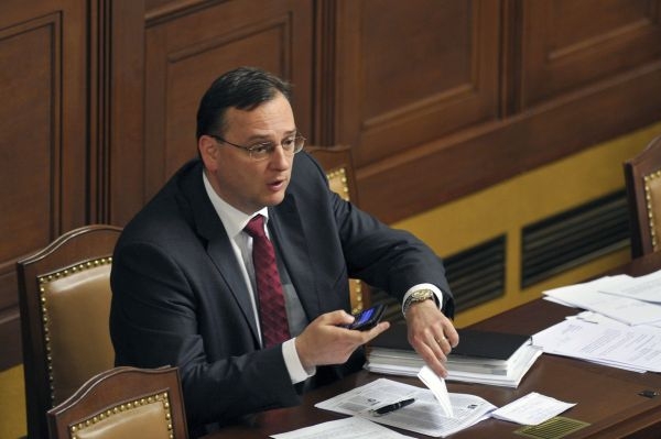 Premiér ve sněmovně volil neobvykle ostrá slova.