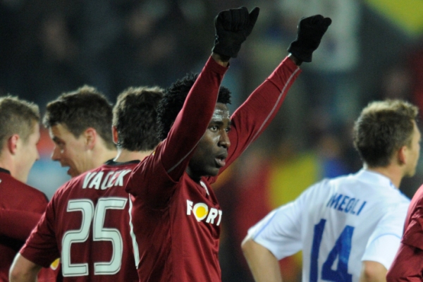 Bony Wilfried vstřelil Lausanne dva góly, na výhru to nestačilo. Jak dopadne Sparta v odvetě?