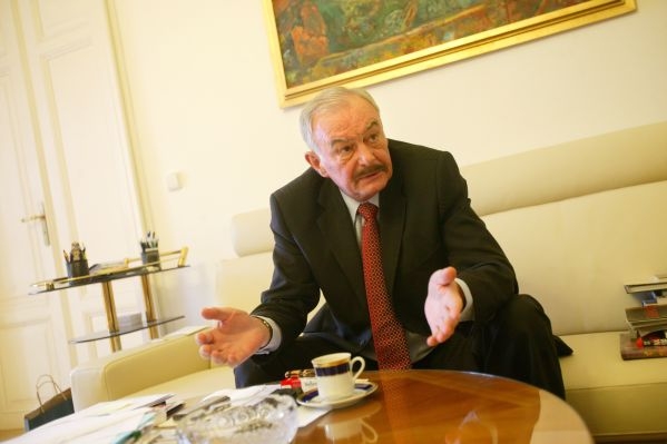 Senátoři rozhodnou právoplatně, stále ještě mají mandát, tvrdí šéf Senátu Přemysl Sobotka.