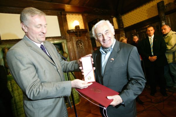 Milan Paumer obdržel čestnou plaketu. Nyní vláda hodlá uznat celý třetí odboj.