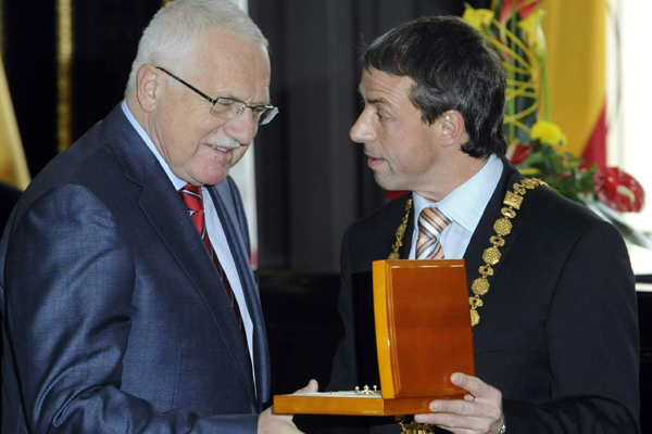 S Bémem se přišel rozloučit také prezident Václav Klaus. S Bémem se přišel rozloučit také prezident Václav Klaus.