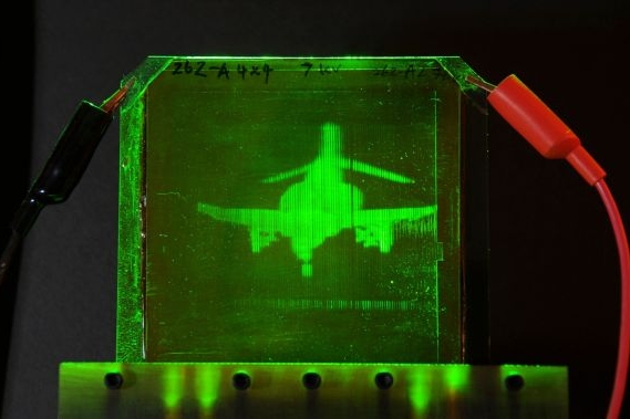 Významný pokrok ve výrobě holografického videa (na snímku rozpohybovaný hologram stíhačky F-4 Phantom Jet).