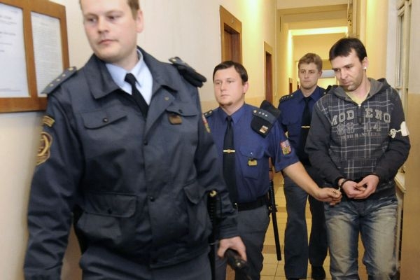 Štefan Václavek (vpravo) obžalovaný z vraždy. 