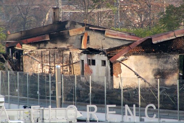 Trosky budovy, kterou minulý týden na Florenci zachvátil požár.
