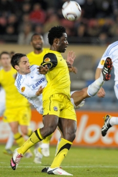 Střelec vyrovnávací branky Bony Wilfried (ve žlutém).