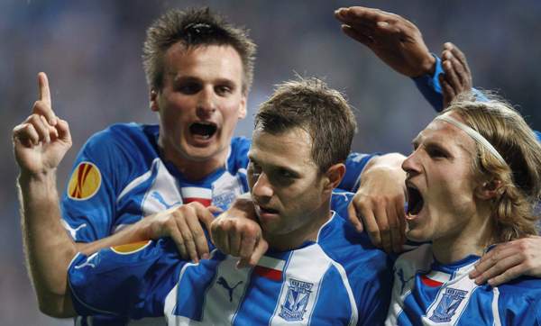 Fotbalisté Lechu Poznaň se radují z gólu.