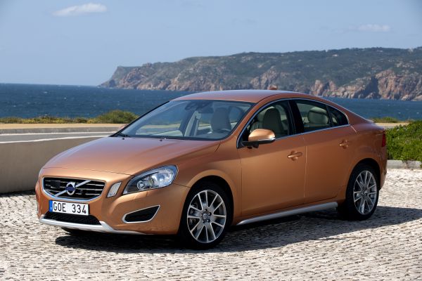 Mohutná příď a elegantní linie. To je Volvo S60.