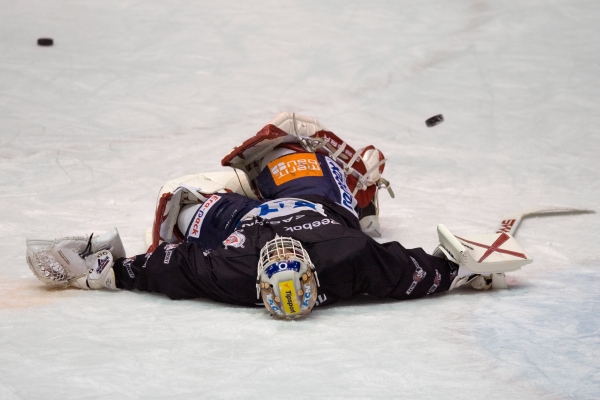 Dominik Hašek zůstal na několik vteřin v KHL bezvládně ležet na ledě.