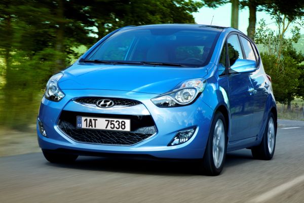 Šestiúhelníková maska, typický znak vozu Hyundai ix20.