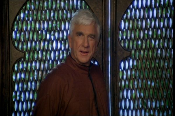 Leslie Nielsen jako poručík Frank Drebin.