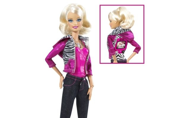 Panenka Barbie se zabudovanou videokamerou.