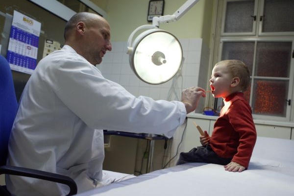 Pediatři věnují pozornost léčbě nemocí i správnému vývoji dětí. 