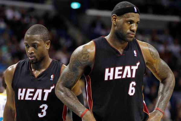 Hvězdy z Miami LeBron James (vpravo) a Dwyane Wade v sezoně podruhé prohrály.