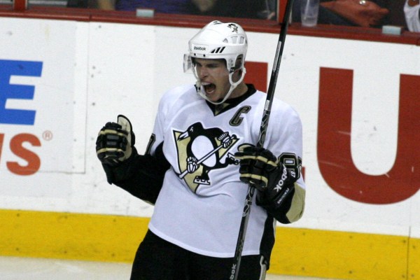 Sidney Crosby se snaží svůj tým vyburcovat všemi prostředky.