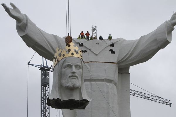 Silně katoličtí Poláci mají nejkolosálnější sochu Ježiše Krista.