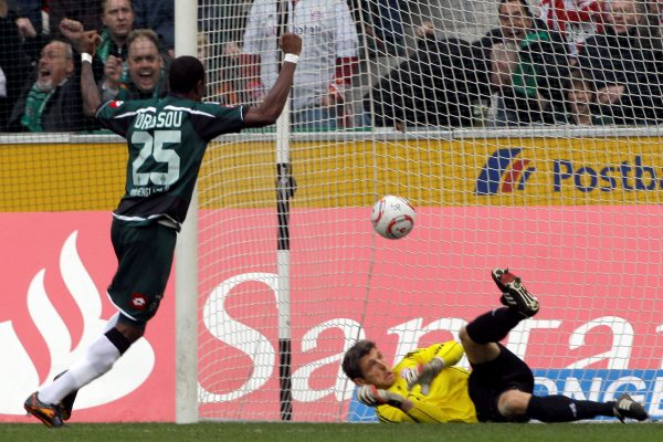 Gólman Bayernu Butt inkasuje gól.
