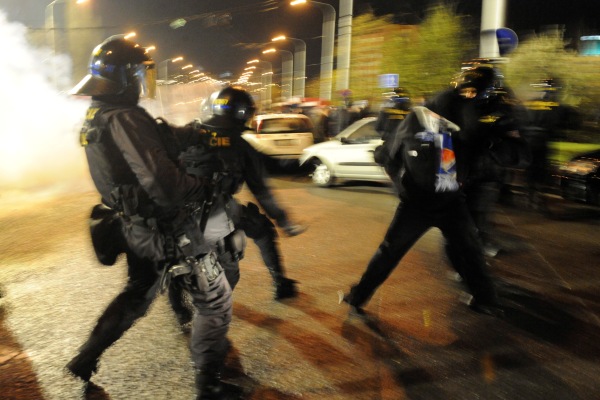 Střet policistů s fanoušky Baníku před stadionem Bazaly.