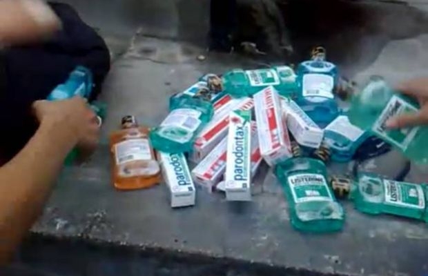 Tepláky měla žena napěchované hygienickými potřebami.