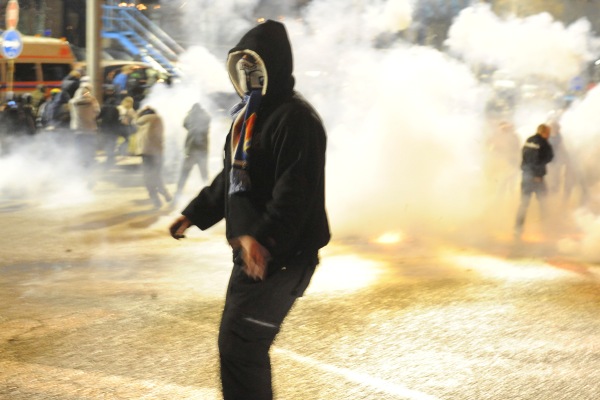 Fanoušci Baníku zaútočili před stadionem na policisty.