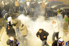 Okolí stadionu na Bazalech se proměnilo v bitevní pole.