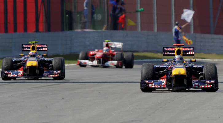 V poslední závodě si to o titul rozdají Vettel (vpravo), Alonso (uprostřed) a Webber.