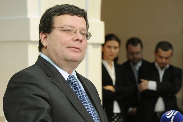 Alexandr Vondra chce více peněz od státu pro armádu.