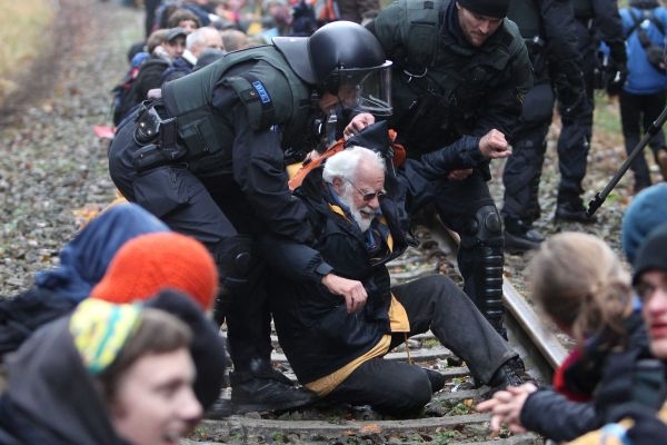 Policie se snaží protestní akci přerušit. 