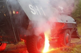 Hořící obrněné auto německých policistů.