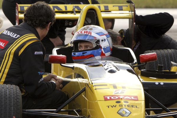 Ruský premiér Vladimir Putin usedl do formule.